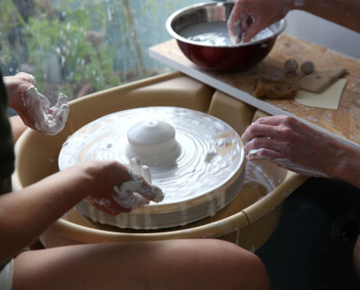 Drehen an der Töpferscheibe 